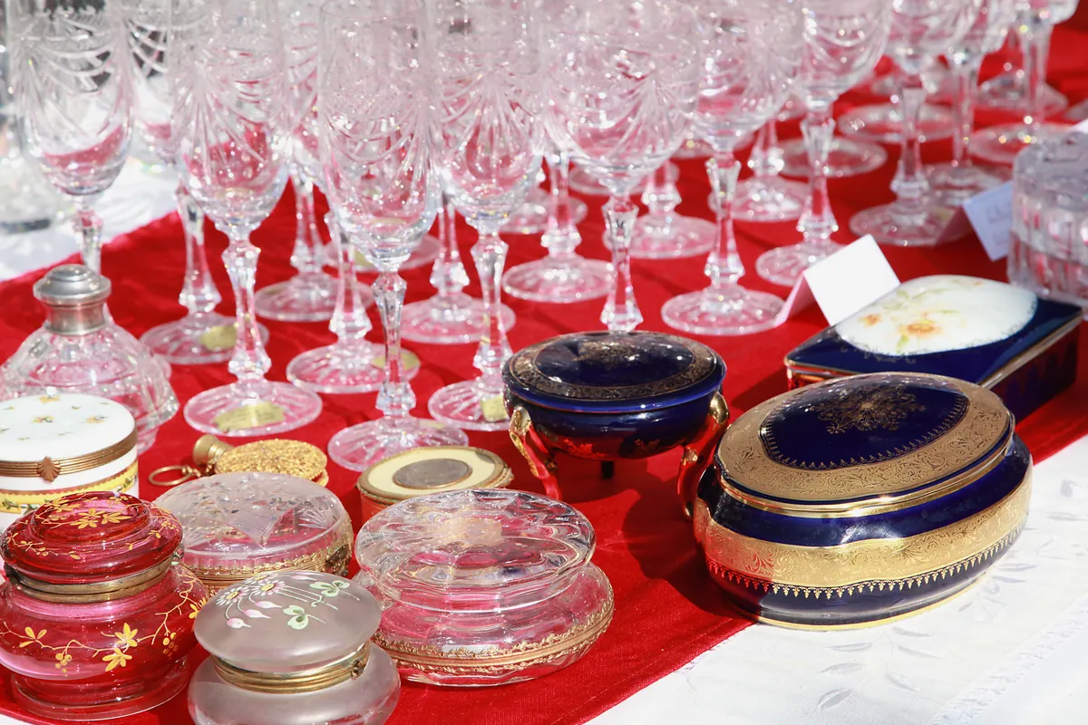 Bonbonnières en porcelaine bleu de four et or, boîtes en verre émaillé et verres à pied en cristal