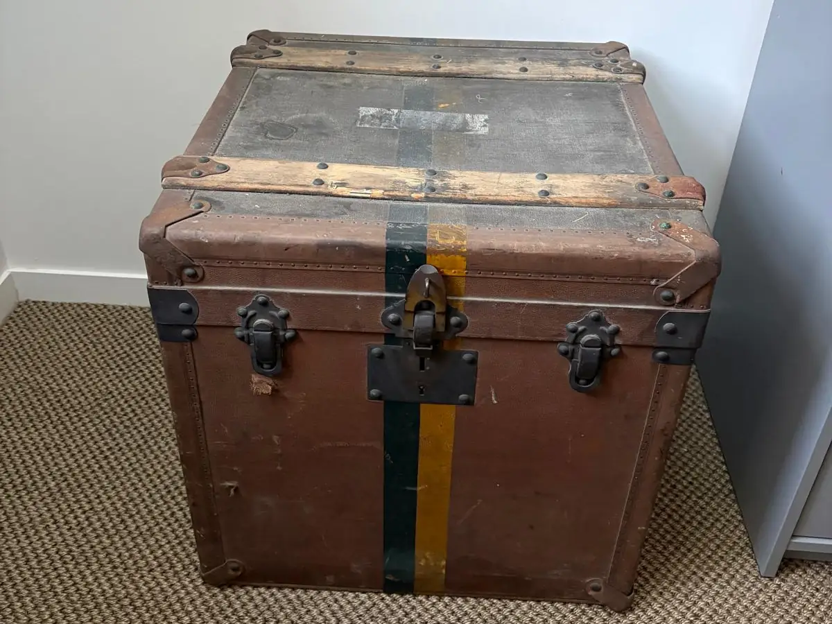 Ancienne malle de voyage en cuir, bois et ferrures