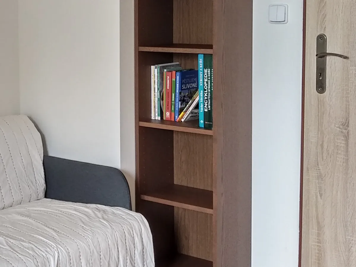 Mobilier de série en mélaminé et literie dans un appartement (photo d’illustration)