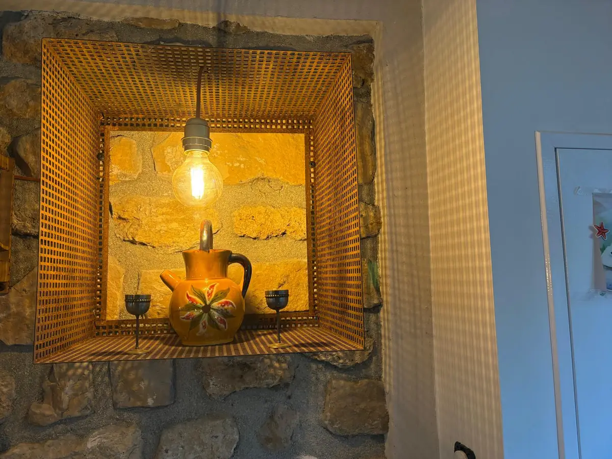 Pichet en céramique émaillée à décor floral et deux coupes en métal