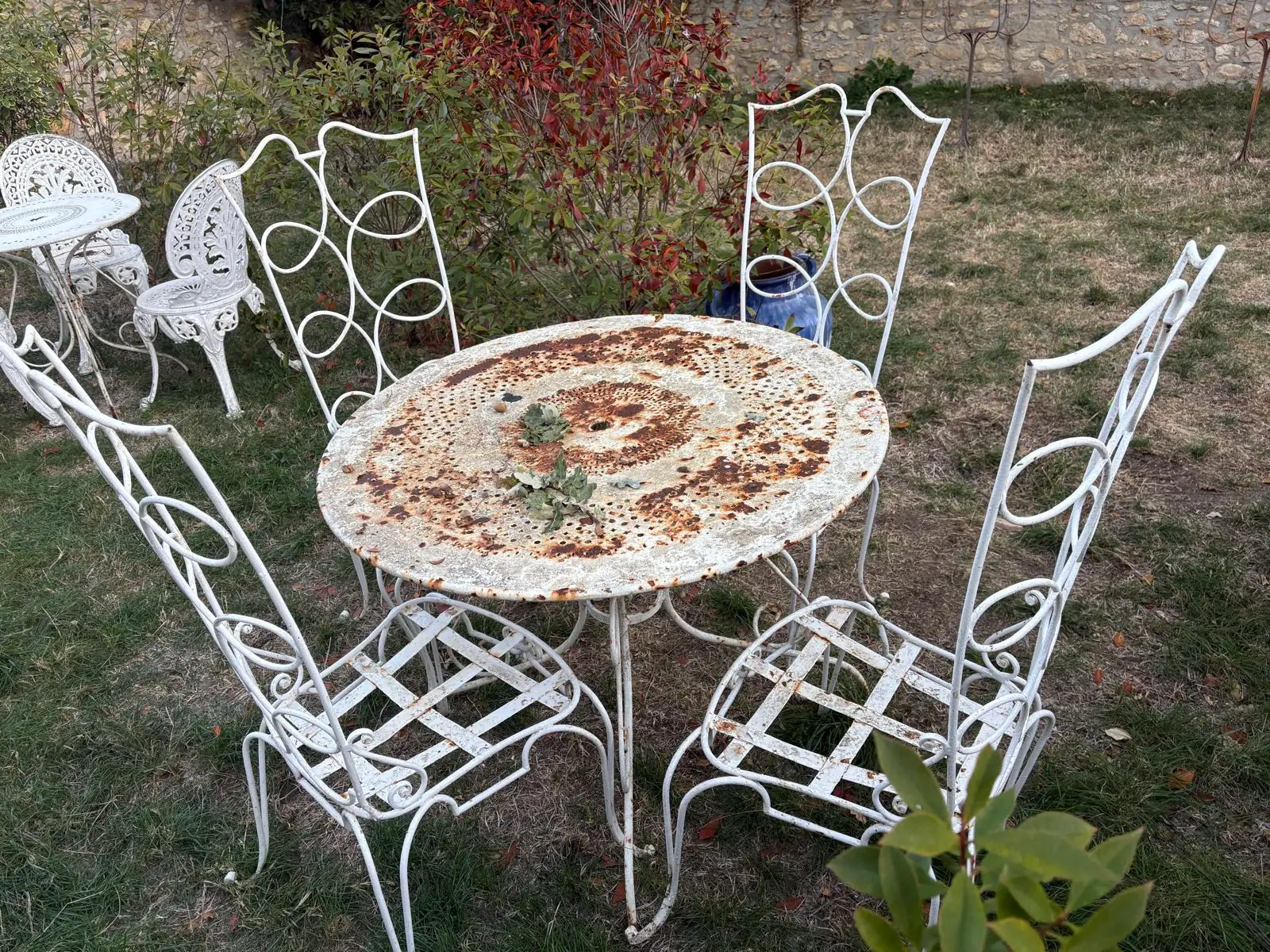 Table de jardin ronde et chaises à haut dossier en fer forgé blanc