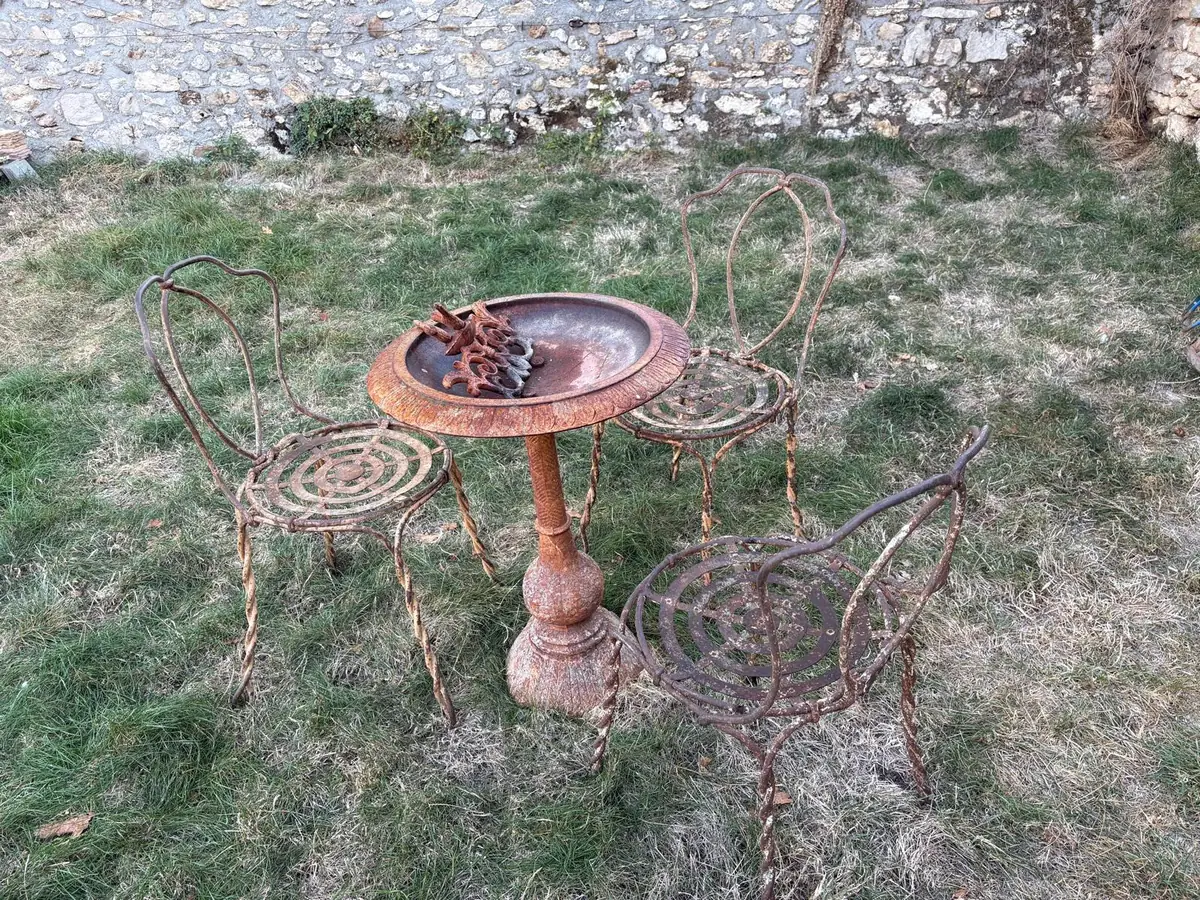 Salon de jardin ancien en fer forgé torsadé et vasque en fonte