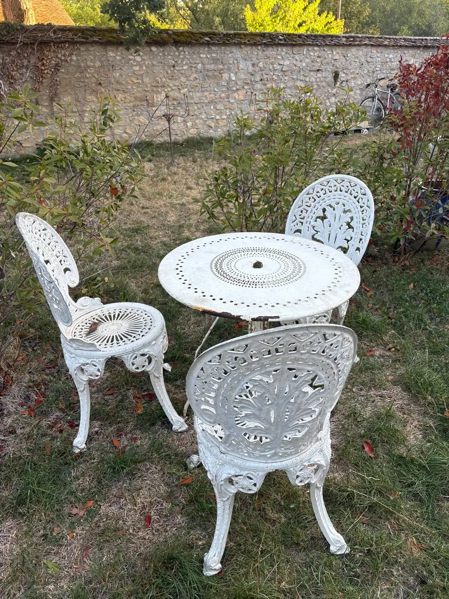 Salon de jardin en fonte blanche ajourée, table et trois chaises