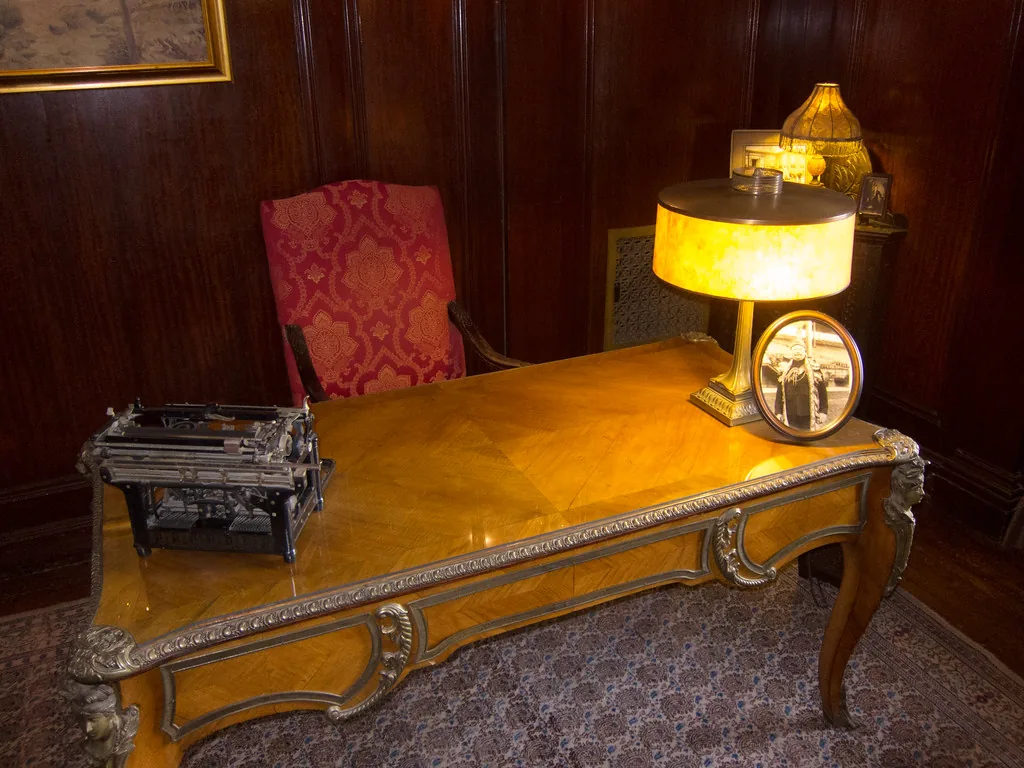 Bureau plat ancien en marqueterie et bronzes dorés, fauteuil et lampe