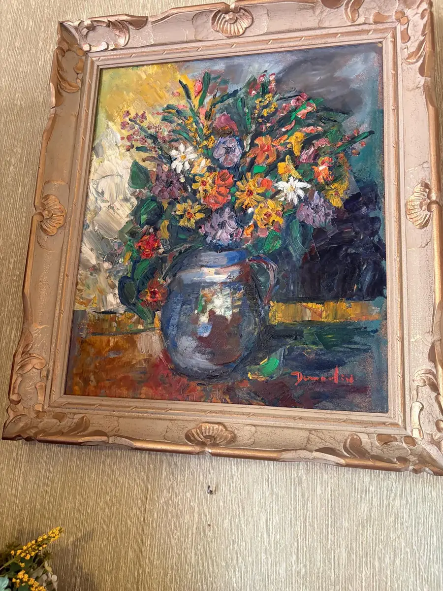 Bouquet de fleurs, huile sur toile signée en bas à droite, dans son cadre en bois sculpté