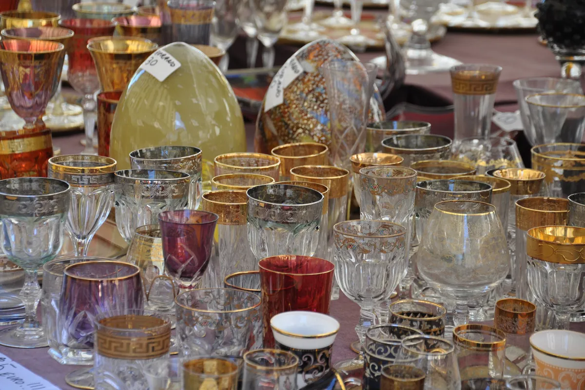 Verres et gobelets anciens en cristal à décor doré à la grecque
